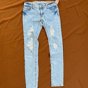 Distressed low rise skinny Jean